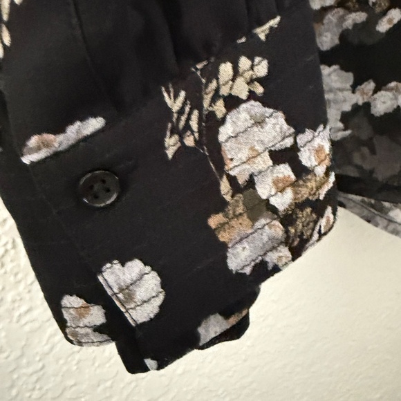 VINCE Women’s Black Floral Print Sheer Silk Band Collar Blouse Size Medium - Picture 3 of 10